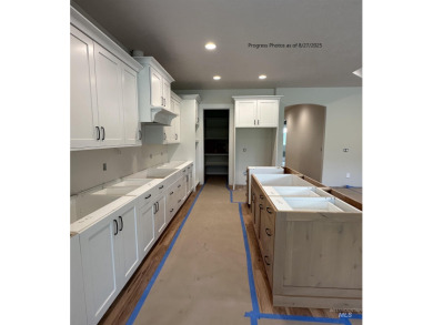 This beautifully designed single-level offers 3 bedrooms, 2.5 on Hunters Point Golf Club in Idaho - for sale on GolfHomes.com, golf home, golf lot