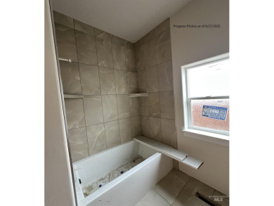 This beautifully designed single-level offers 3 bedrooms, 2.5 on Hunters Point Golf Club in Idaho - for sale on GolfHomes.com, golf home, golf lot