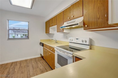 Welcome to this light-filled 2-bedroom, 2-bath end-unit villa in on Myerlee Country Club in Florida - for sale on GolfHomes.com, golf home, golf lot