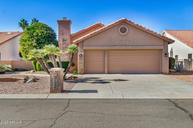 Beautifully maintained 2-bedroom home with a 3-car garage on Oakwood Golf Club  in Arizona - for sale on GolfHomes.com, golf home, golf lot