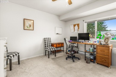 This 3 bed 1.5 bath home is close to shopping, bus and many on Gresham Golf Course in Oregon - for sale on GolfHomes.com, golf home, golf lot
