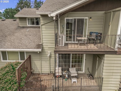 This 3 bed 1.5 bath home is close to shopping, bus and many on Gresham Golf Course in Oregon - for sale on GolfHomes.com, golf home, golf lot