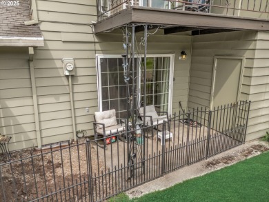 This 3 bed 1.5 bath home is close to shopping, bus and many on Gresham Golf Course in Oregon - for sale on GolfHomes.com, golf home, golf lot