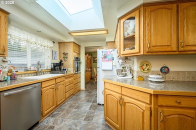 Welcome to this beautiful home located in McMinnville Oregon on Bayou Golf Club - Bayou in Oregon - for sale on GolfHomes.com, golf home, golf lot