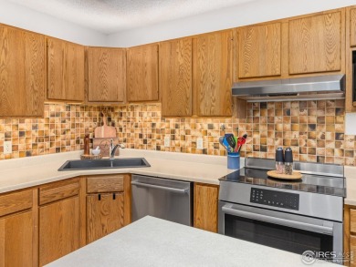 Easy living at Vista Lane! Drop off your groceries & hit the on Lake Estes Golf Course in Colorado - for sale on GolfHomes.com, golf home, golf lot
