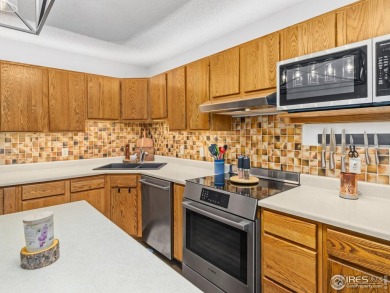 Easy living at Vista Lane! Drop off your groceries & hit the on Lake Estes Golf Course in Colorado - for sale on GolfHomes.com, golf home, golf lot
