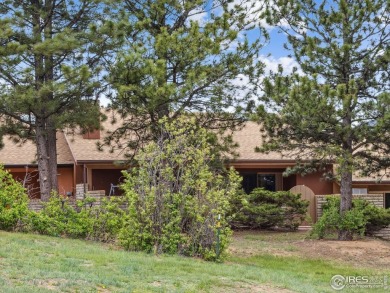 Easy living at Vista Lane! Drop off your groceries & hit the on Lake Estes Golf Course in Colorado - for sale on GolfHomes.com, golf home, golf lot