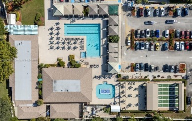 REDUCED! ***BEST VALUE IN WYNMOOR***IMPACT WINDOWS* WASHER/DRYER on Wynmoor Golf Course in Florida - for sale on GolfHomes.com, golf home, golf lot