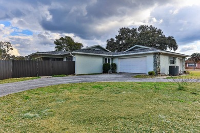 Welcome to this charming home in the Inverness Golf and Country on Inverness Golf and Country Club in Florida - for sale on GolfHomes.com, golf home, golf lot