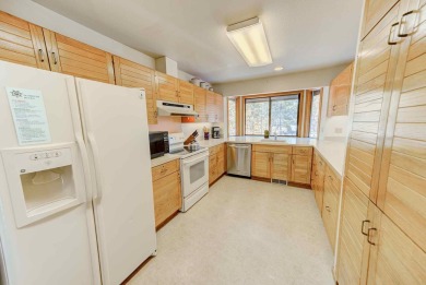 Welcome to 15 White Elm, this home has been with the same family on Sunriver Woodlands Golf Course in Oregon - for sale on GolfHomes.com, golf home, golf lot
