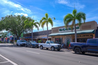 The Lucerne Condo building is under 1 Mile to the Ocean! Amazing on Lake Worth Municipal Golf Course in Florida - for sale on GolfHomes.com, golf home, golf lot