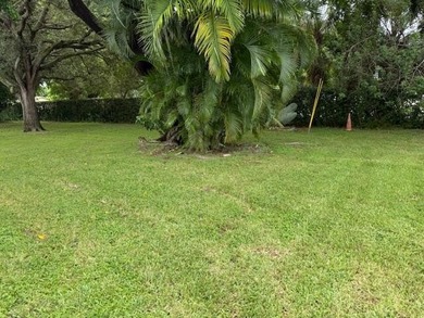Very desirable 1st floor corner unit with newer kitchen (shaker on Hillsboro Pines Golf in Florida - for sale on GolfHomes.com, golf home, golf lot