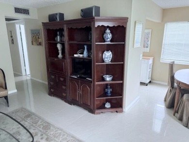 Very desirable 1st floor corner unit with newer kitchen (shaker on Hillsboro Pines Golf in Florida - for sale on GolfHomes.com, golf home, golf lot