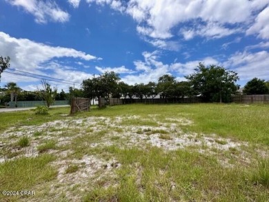 ***LOCATION AND OPPORTUNITY...2 GREAT THINGS TO FIND IN TODAY'S on Holiday Golf Club in Florida - for sale on GolfHomes.com, golf home, golf lot