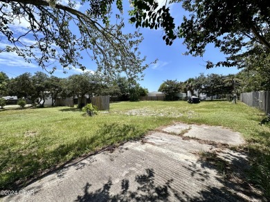 ***LOCATION AND OPPORTUNITY...2 GREAT THINGS TO FIND IN TODAY'S on Holiday Golf Club in Florida - for sale on GolfHomes.com, golf home, golf lot