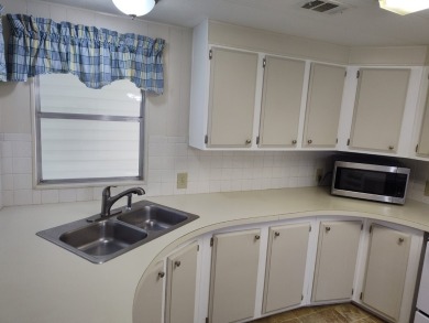 CHARMING COTTAGE HOME WITH PRIVATE BACK YARD! NEW VINYL PLANK on Vista Plantation Golf Club in Florida - for sale on GolfHomes.com, golf home, golf lot