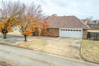 Move in Ready!!! Extremely clean 3BR 2BR brick home located in on Eagle Crest Golf Course in Arkansas - for sale on GolfHomes.com, golf home, golf lot
