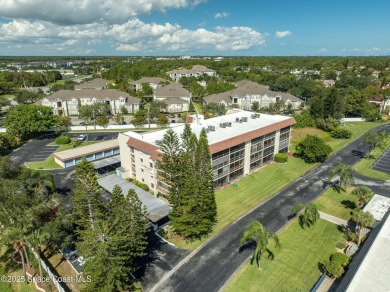 Don't miss this meticulously maintained 2 bed, 2 bath condo in on Mallards Landing Golf Course in Florida - for sale on GolfHomes.com, golf home, golf lot