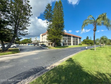 Don't miss this meticulously maintained 2 bed, 2 bath condo in on Mallards Landing Golf Course in Florida - for sale on GolfHomes.com, golf home, golf lot
