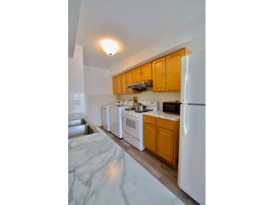 This is a 2 story end unit town home located in a quiet on Poplar Creek Country Club in Illinois - for sale on GolfHomes.com, golf home, golf lot