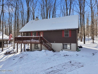 Welcome HOME to 139 Lakeview Drive W in Lake Ariel. This cozy & on The Hideout Golf in Pennsylvania - for sale on GolfHomes.com, golf home, golf lot