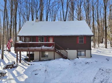 Welcome HOME to 139 Lakeview Drive W in Lake Ariel. This cozy & on The Hideout Golf in Pennsylvania - for sale on GolfHomes.com, golf home, golf lot