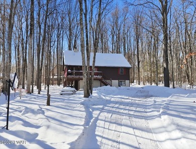 Welcome HOME to 139 Lakeview Drive W in Lake Ariel. This cozy & on The Hideout Golf in Pennsylvania - for sale on GolfHomes.com, golf home, golf lot