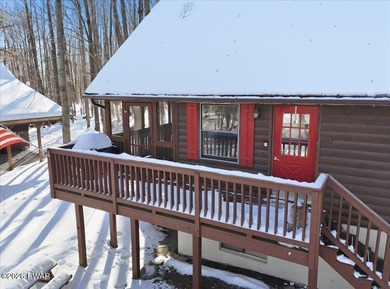 Welcome HOME to 139 Lakeview Drive W in Lake Ariel. This cozy & on The Hideout Golf in Pennsylvania - for sale on GolfHomes.com, golf home, golf lot