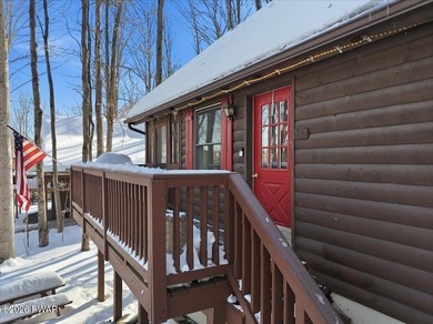 Welcome HOME to 139 Lakeview Drive W in Lake Ariel. This cozy & on The Hideout Golf in Pennsylvania - for sale on GolfHomes.com, golf home, golf lot