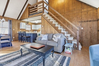 Welcome HOME to 139 Lakeview Drive W in Lake Ariel. This cozy & on The Hideout Golf in Pennsylvania - for sale on GolfHomes.com, golf home, golf lot