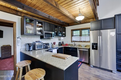 Spacious Family Retreat in The Hideout - Fully Furnished & on The Hideout Golf in Pennsylvania - for sale on GolfHomes.com, golf home, golf lot