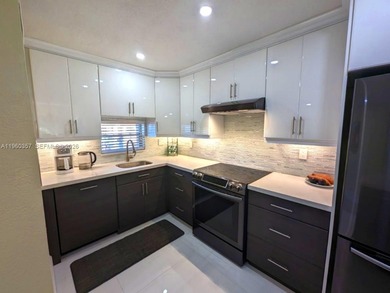 Did I say Chic???!!!

La Creme de la creme!!! Love where you on Hollybrook Golf and Tennis Club  in Florida - for sale on GolfHomes.com, golf home, golf lot