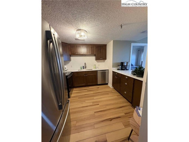 Fully furnished and completely redone! Amazing long range ski on Sugar Mountain Golf Course in North Carolina - for sale on GolfHomes.com, golf home, golf lot