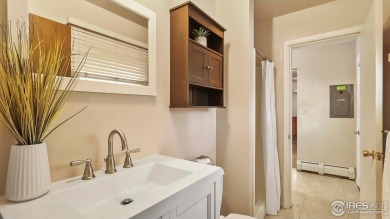 MOVE IN READY WITH GREAT NEARBY AMENATIES + NEW CARPET! This 3 on Bunker Hill Country Club in Colorado - for sale on GolfHomes.com, golf home, golf lot