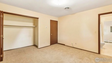 MOVE IN READY WITH GREAT NEARBY AMENATIES + NEW CARPET! This 3 on Bunker Hill Country Club in Colorado - for sale on GolfHomes.com, golf home, golf lot