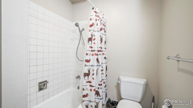 MOVE IN READY WITH GREAT NEARBY AMENATIES + NEW CARPET! This 3 on Bunker Hill Country Club in Colorado - for sale on GolfHomes.com, golf home, golf lot