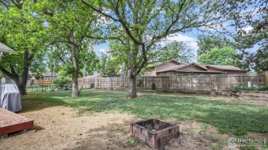 MOVE IN READY WITH GREAT NEARBY AMENATIES + NEW CARPET! This 3 on Bunker Hill Country Club in Colorado - for sale on GolfHomes.com, golf home, golf lot