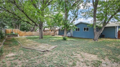 MOVE IN READY WITH GREAT NEARBY AMENATIES + NEW CARPET! This 3 on Bunker Hill Country Club in Colorado - for sale on GolfHomes.com, golf home, golf lot