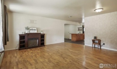 MOVE IN READY WITH GREAT NEARBY AMENATIES + NEW CARPET! This 3 on Bunker Hill Country Club in Colorado - for sale on GolfHomes.com, golf home, golf lot