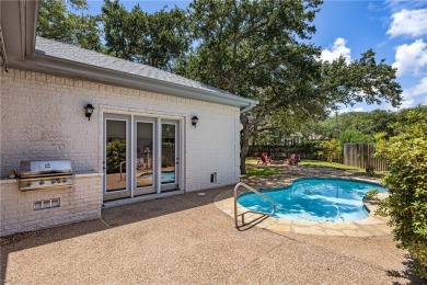 Welcome to easy living in Rockport Country Club. 101 Bay Hills on Rockport Country Club in Texas - for sale on GolfHomes.com, golf home, golf lot
