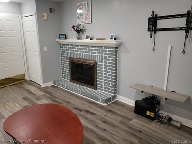 Beautiful updated 2 bed, 1.5 bath condo in convenient Clinton on Fern Hill Country Club in Michigan - for sale on GolfHomes.com, golf home, golf lot