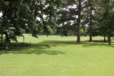 A beautiful 1 owner home built in 1995 located on the fairway of on Colonial Country Club Deerfield in Mississippi - for sale on GolfHomes.com, golf home, golf lot