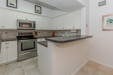 2 bedroom / 2.5 bath w/ primary bedroom on main floor. This home on Jupiter Dunes Golf Course in Florida - for sale on GolfHomes.com, golf home, golf lot