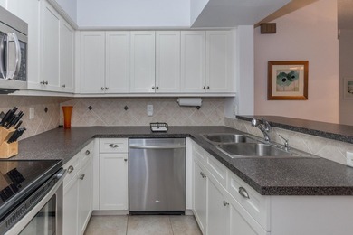 2 bedroom / 2.5 bath w/ primary bedroom on main floor. This home on Jupiter Dunes Golf Course in Florida - for sale on GolfHomes.com, golf home, golf lot