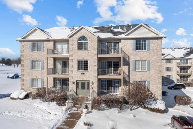 Open floor plan in this 2 (spacious) bedroom condo near Palmer on Palmer Hills Golf Course in Iowa - for sale on GolfHomes.com, golf home, golf lot