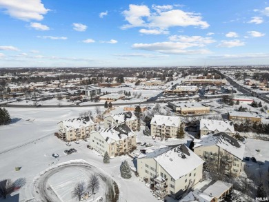 Open floor plan in this 2 (spacious) bedroom condo near Palmer on Palmer Hills Golf Course in Iowa - for sale on GolfHomes.com, golf home, golf lot