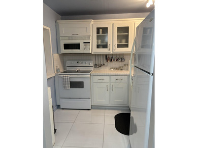 Welcome to THIS BRIGHT and STUNNING unit in a great 55+ on Sunrise Lakes Phase III in Florida - for sale on GolfHomes.com, golf home, golf lot