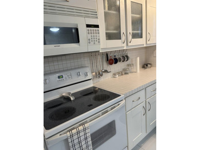 Welcome to THIS BRIGHT and STUNNING unit in a great 55+ on Sunrise Lakes Phase III in Florida - for sale on GolfHomes.com, golf home, golf lot