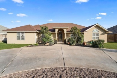 MOVE IN READY!! This beauty offers easy maintenance front and on Club at Mission Dorado in Texas - for sale on GolfHomes.com, golf home, golf lot