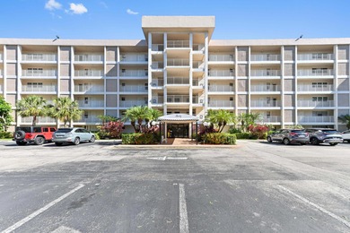 Beautiful & spacious 3/2 corner ground-floor unit (1,390 SF) on Palm-Aire Country Club and Resort - Palms in Florida - for sale on GolfHomes.com, golf home, golf lot